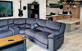 Town Location - 5 Min Walk To Beach - Dog Friendly